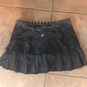 Lululemon 8 tall skirt, blk/gray